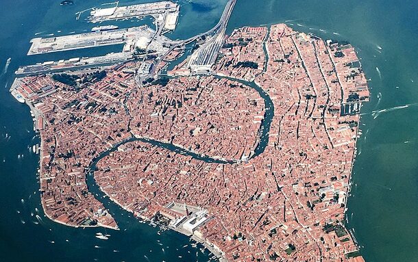 1080px-Aerial_view_Venice_07_2017_4995.jpg